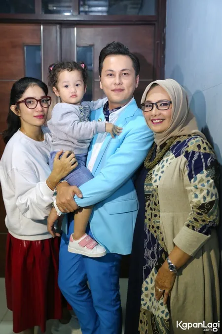 Foto Ussy Sulistiawaty