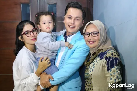 Foto Ussy Sulistiawaty