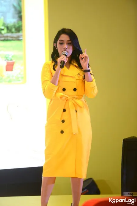 Foto Ussy Sulistiawaty