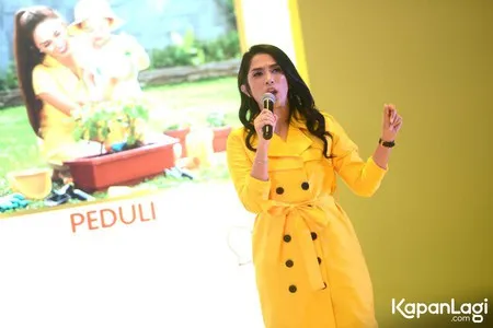 Foto Ussy Sulistiawaty