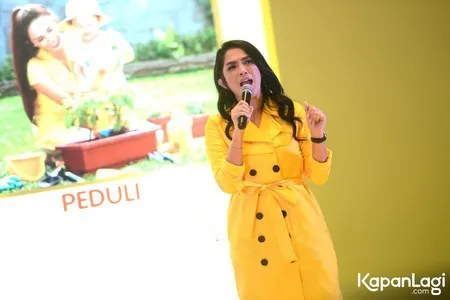 Foto Ussy Sulistiawaty