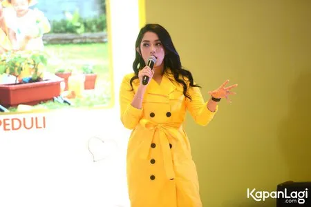 Foto Ussy Sulistiawaty