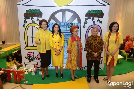 Foto Ussy Sulistiawaty