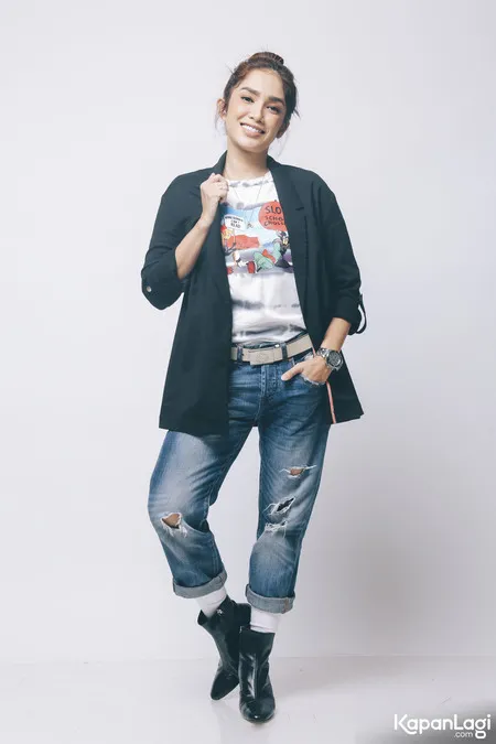 Foto Ussy Sulistiawaty