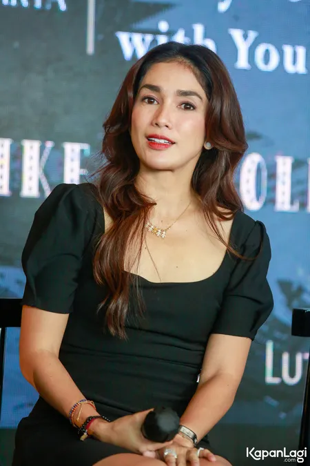 Foto Ussy Sulistiawaty