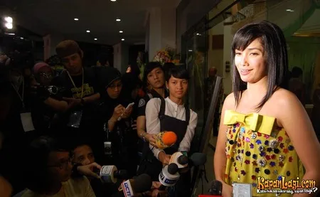 Foto Ussy Sulistiawaty