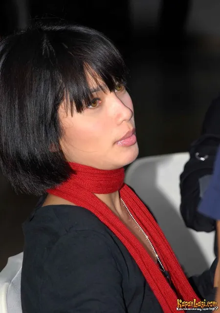 Foto Ussy Sulistiawaty