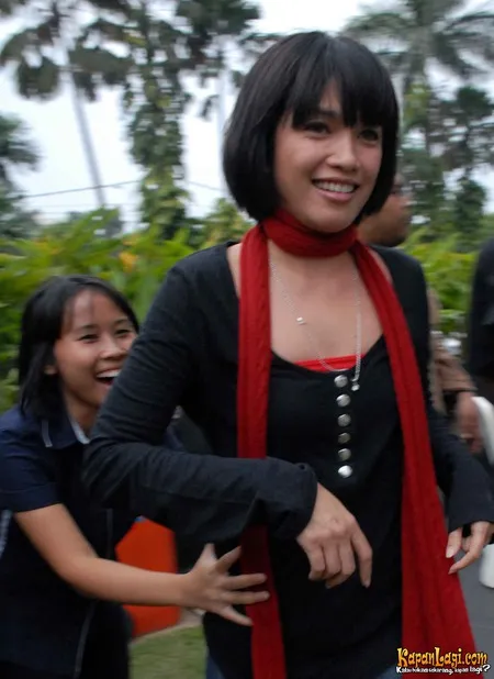 Foto Ussy Sulistiawaty