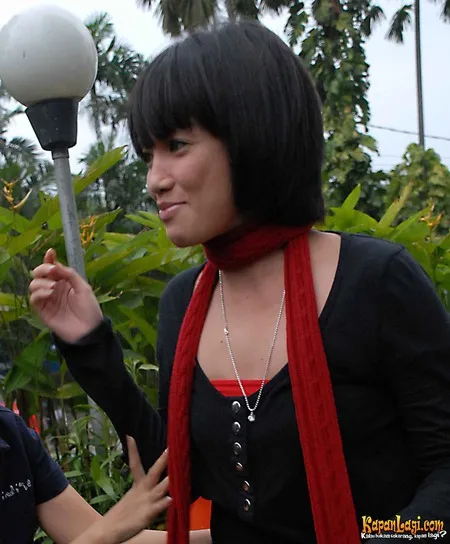 Foto Ussy Sulistiawaty