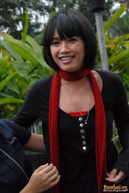 Foto Ussy Sulistiawaty