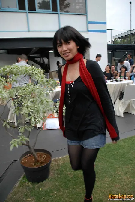 Foto Ussy Sulistiawaty