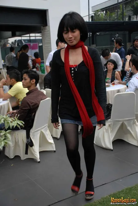 Foto Ussy Sulistiawaty