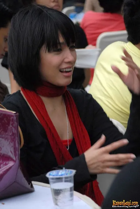 Foto Ussy Sulistiawaty