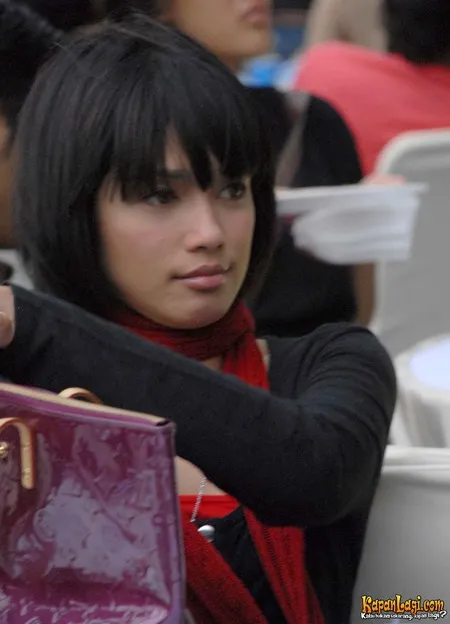 Foto Ussy Sulistiawaty
