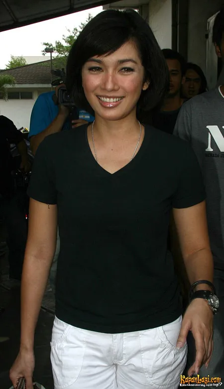 Foto Ussy Sulistiawaty
