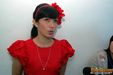 Foto Ussy Sulistiawaty