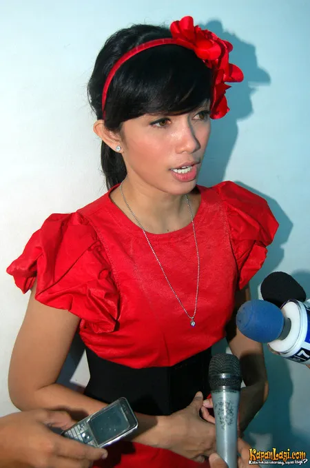 Foto Ussy Sulistiawaty