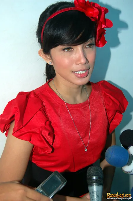 Foto Ussy Sulistiawaty