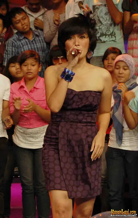 Foto Ussy Sulistiawaty