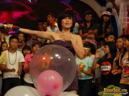 Foto Ussy Sulistiawaty