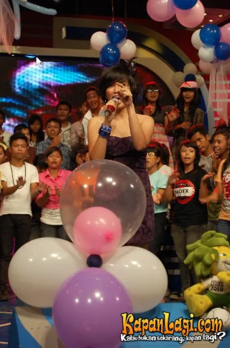 Foto Ussy Sulistiawaty