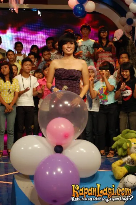 Foto Ussy Sulistiawaty