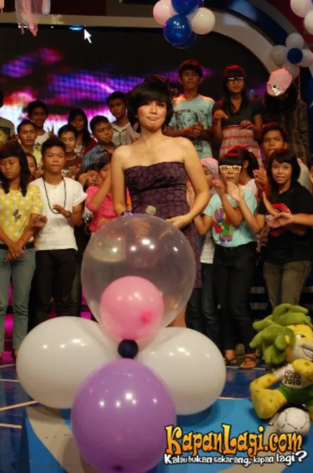 Foto Ussy Sulistiawaty