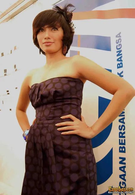 Foto Ussy Sulistiawaty