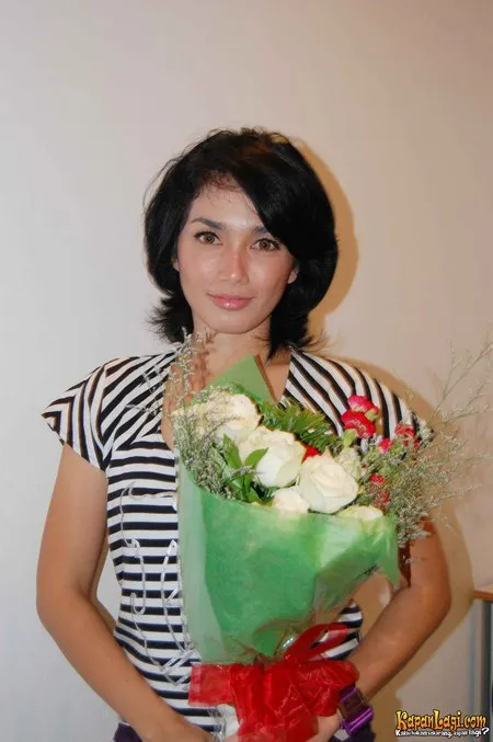 Foto Ussy Sulistiawaty