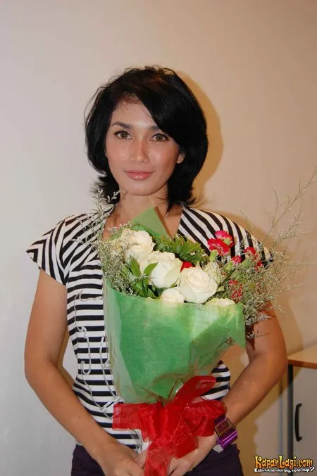 Foto Ussy Sulistiawaty