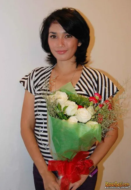 Foto Ussy Sulistiawaty