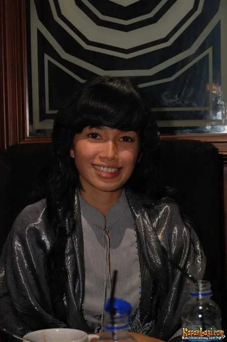 Foto Ussy Sulistiawaty