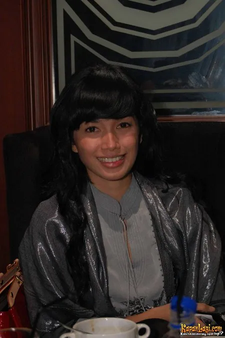 Foto Ussy Sulistiawaty
