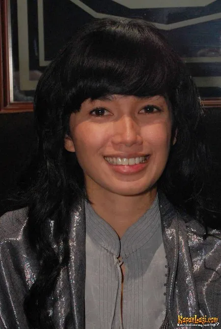 Foto Ussy Sulistiawaty