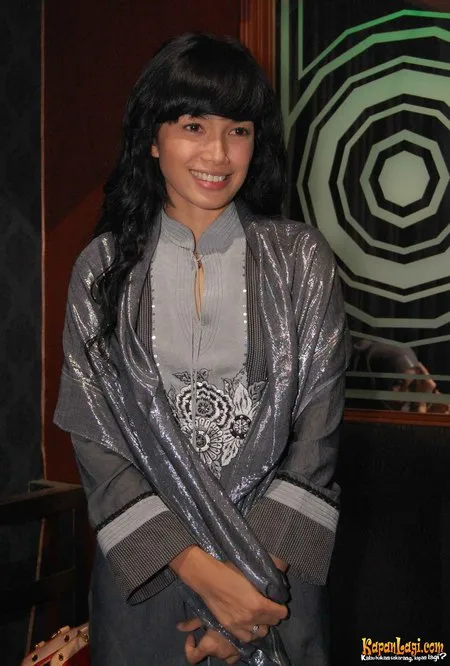 Foto Ussy Sulistiawaty