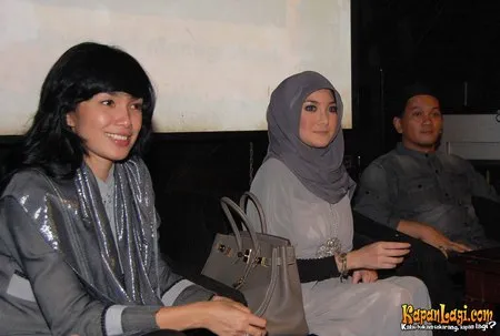 Foto Ussy Sulistiawaty