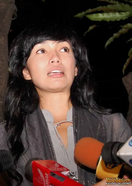 Foto Ussy Sulistiawaty