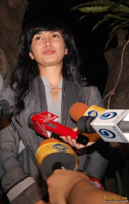 Foto Ussy Sulistiawaty