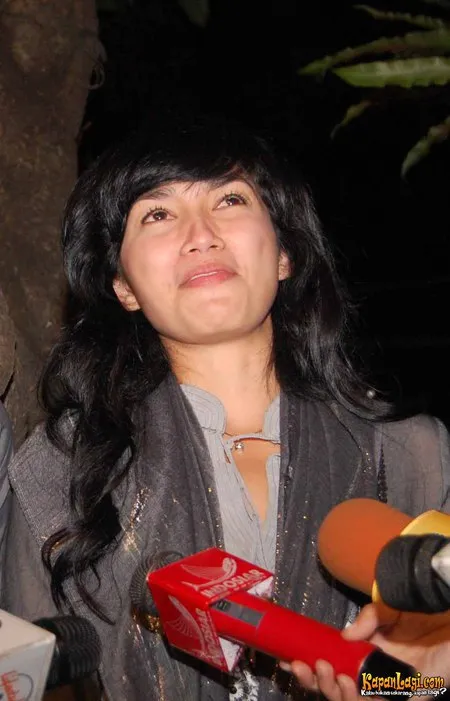 Foto Ussy Sulistiawaty