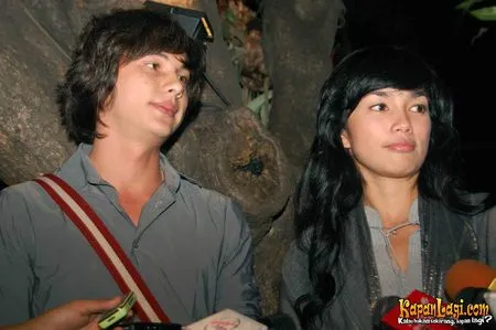 Foto Ussy Sulistiawaty