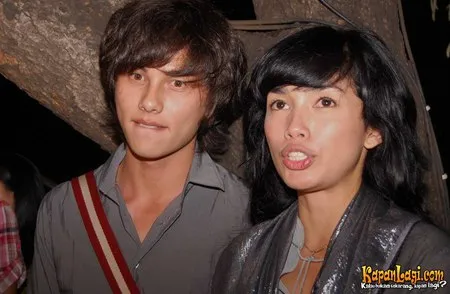 Foto Ussy Sulistiawaty