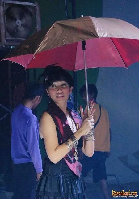 Foto Ussy Sulistiawaty