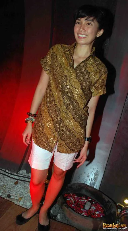 Foto Ussy Sulistiawaty