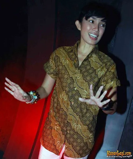 Foto Ussy Sulistiawaty
