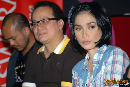 Foto Ussy Sulistiawaty