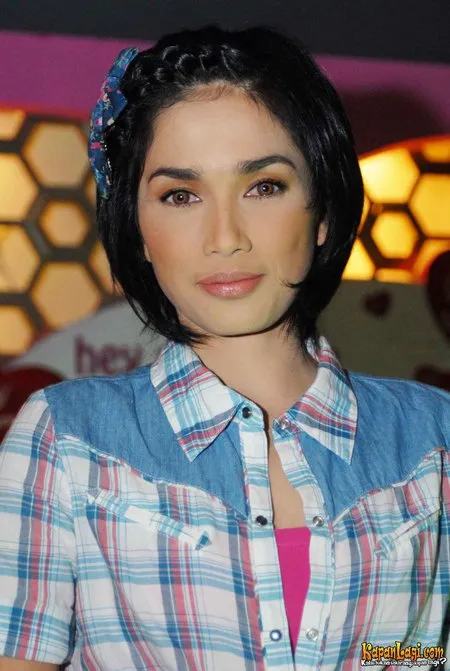 Foto Ussy Sulistiawaty