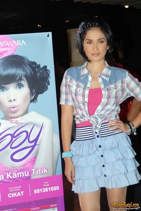 Foto Ussy Sulistiawaty