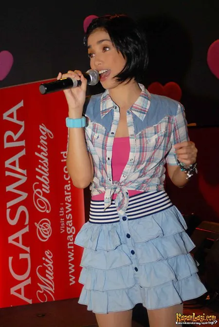 Foto Ussy Sulistiawaty
