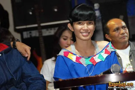 Foto Ussy Sulistiawaty