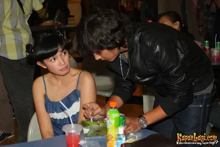 Foto Ussy Sulistiawaty